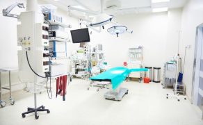 opm-wyposazenie-sali-operacyjnej-stosowane-w-zabiegach-laryngologicznych