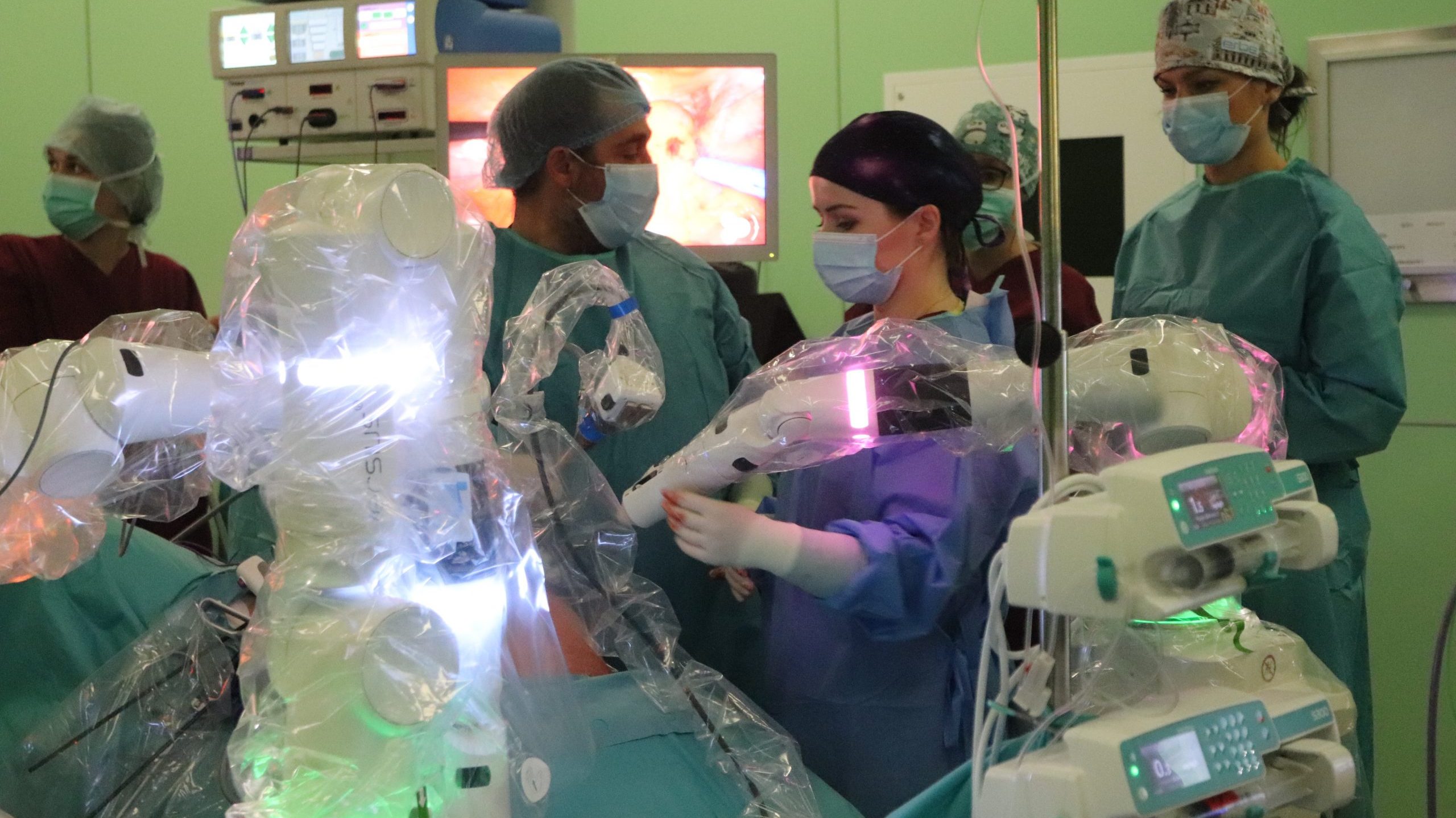 opm-dlaszpitali-robot-chirurgiczny-versius-dziala-w-opolskim-centrum-onkologii