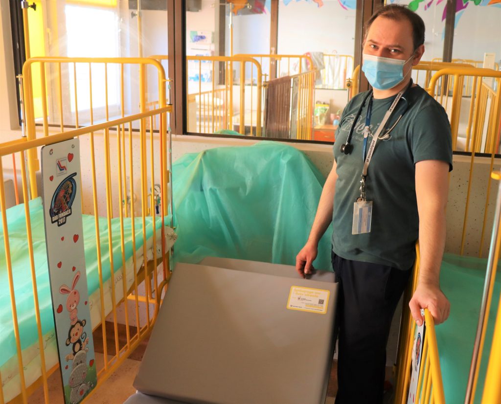 Na oddział pediatryczny szpitala w Gorzowie Wlkp. trafiły nowe łóżka dla rodziców pacjentów